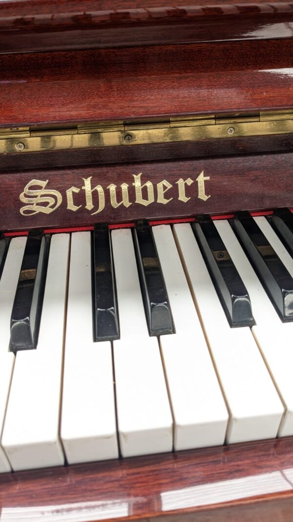 Piano Schubert Estudio - vista lateral