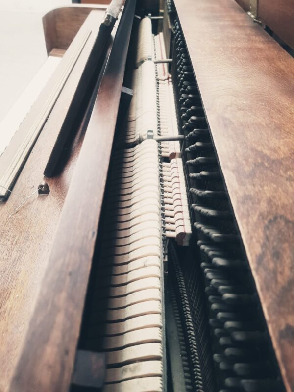 Piano Weber Console - vista lateral