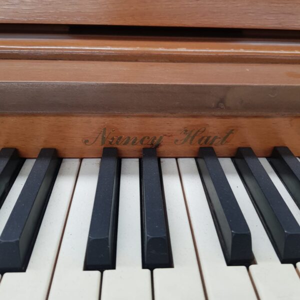 Piano Nancy Hart Espineta - vista lateral