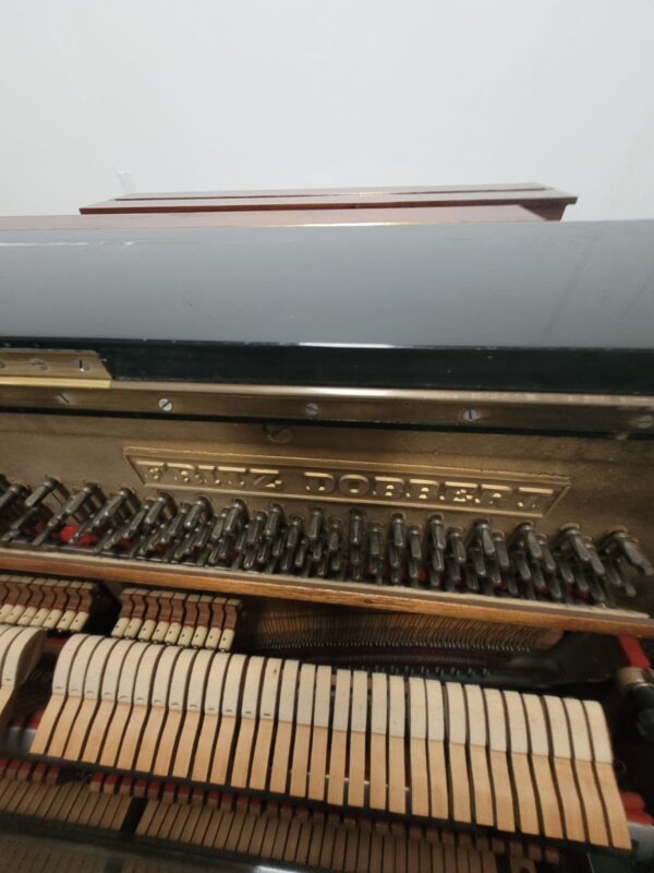 Piano Fritz Dobbert - vista lateral