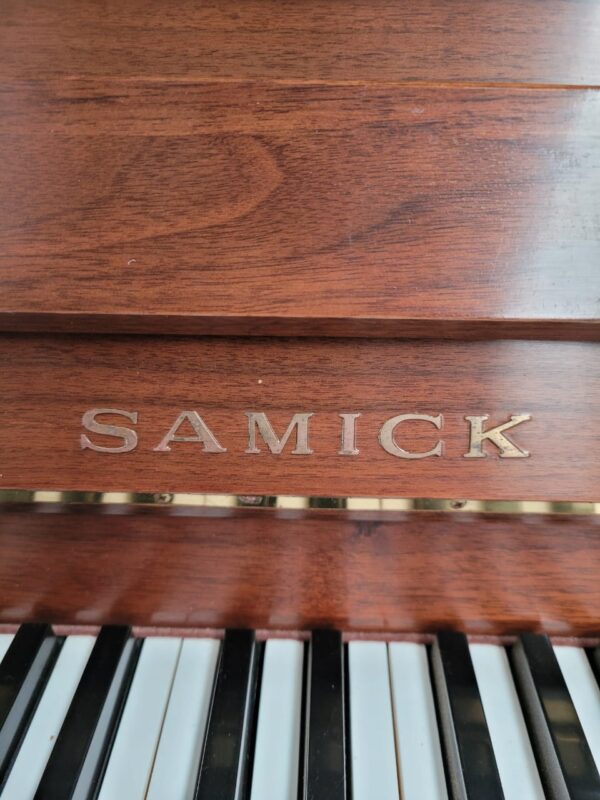 Piano Samick Su-105 - detalle del teclado