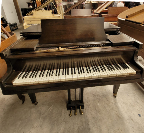 Piano Brewster Cuarto Cola - detalle del teclado
