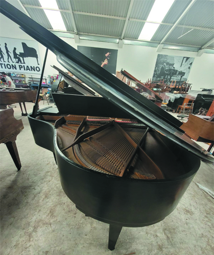 Piano Drachmann Octavo Cola - vista lateral