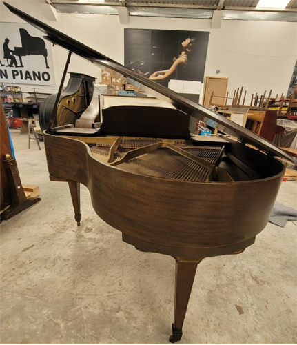 Piano Brahms Octavo Cola - vista lateral