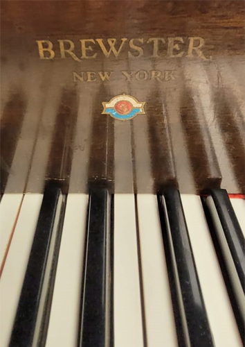 Piano Brewster Cuarto Cola - vista lateral