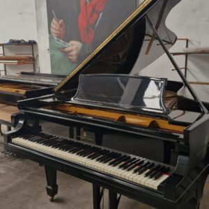 Piano de Media Cola Steinway & Sons Modelo M - vista lateral