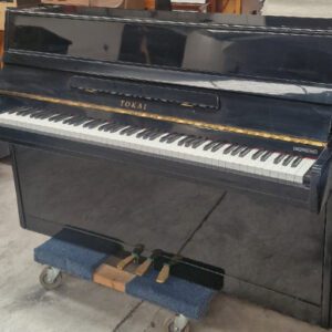 Piano Tokai C106 - vista lateral