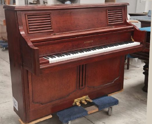 Piano Samick Js-118 - vista lateral
