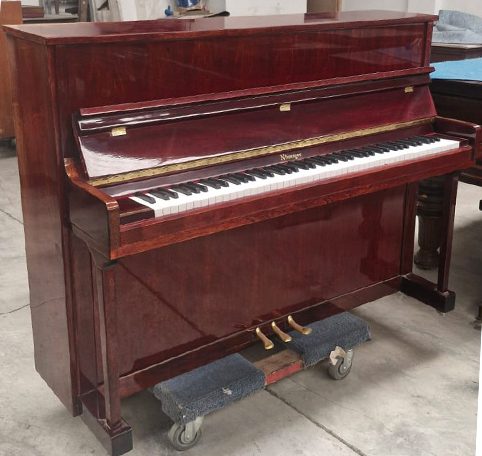 Piano Niemeyer D9091 - vista lateral
