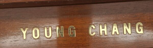 Piano Young Chang U-121 - vista lateral