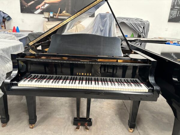 Piano Yamaha G5E - vista lateral