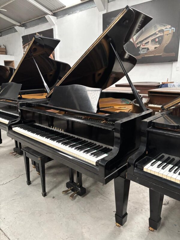 #439736 Piano de Media Cola Yamaha G5A 198 cm de Largo| Negro Poliéster Profesional.