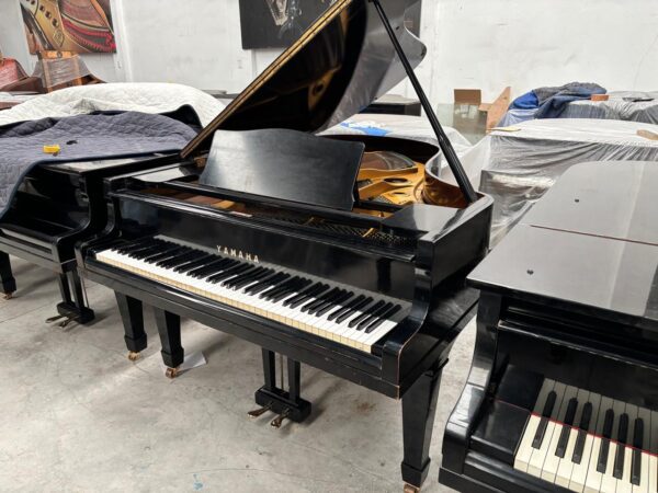 Piano Yamaha G3A - vista lateral