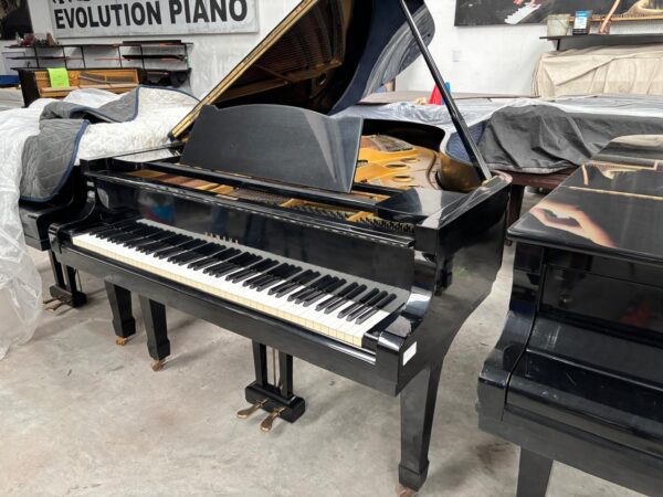 Piano Yamaha G5A - vista lateral