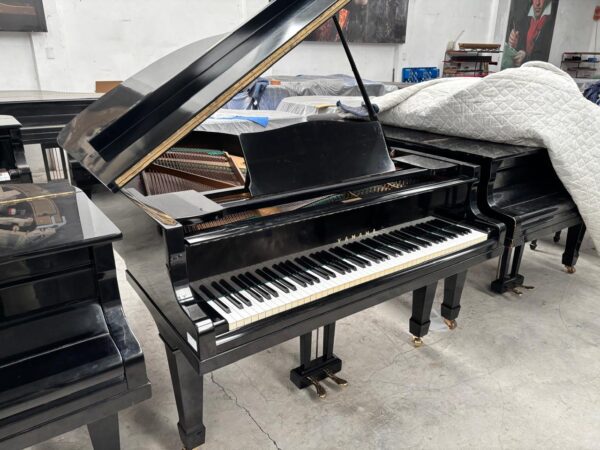 Piano Yamaha G5A - vista lateral