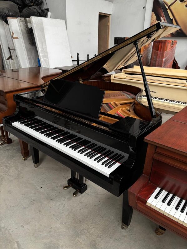 Piano de Cola Tokai G-150 negro brillante - vista interior