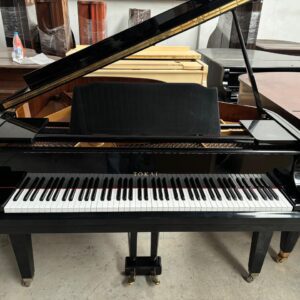 Piano de Cola Tokai G-150 negro brillante - vista lateral