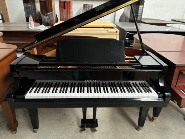 Piano de Cola Tokai G-150 negro brillante - vista lateral