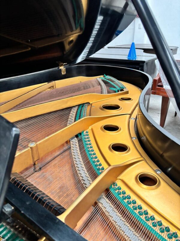 Piano Yamaha G5 - vista lateral