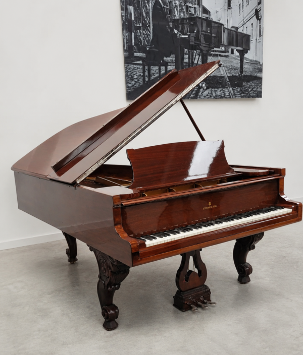 # 42300 Piano de Cola STEINWAY & SONS Modelo C, 85 teclas.